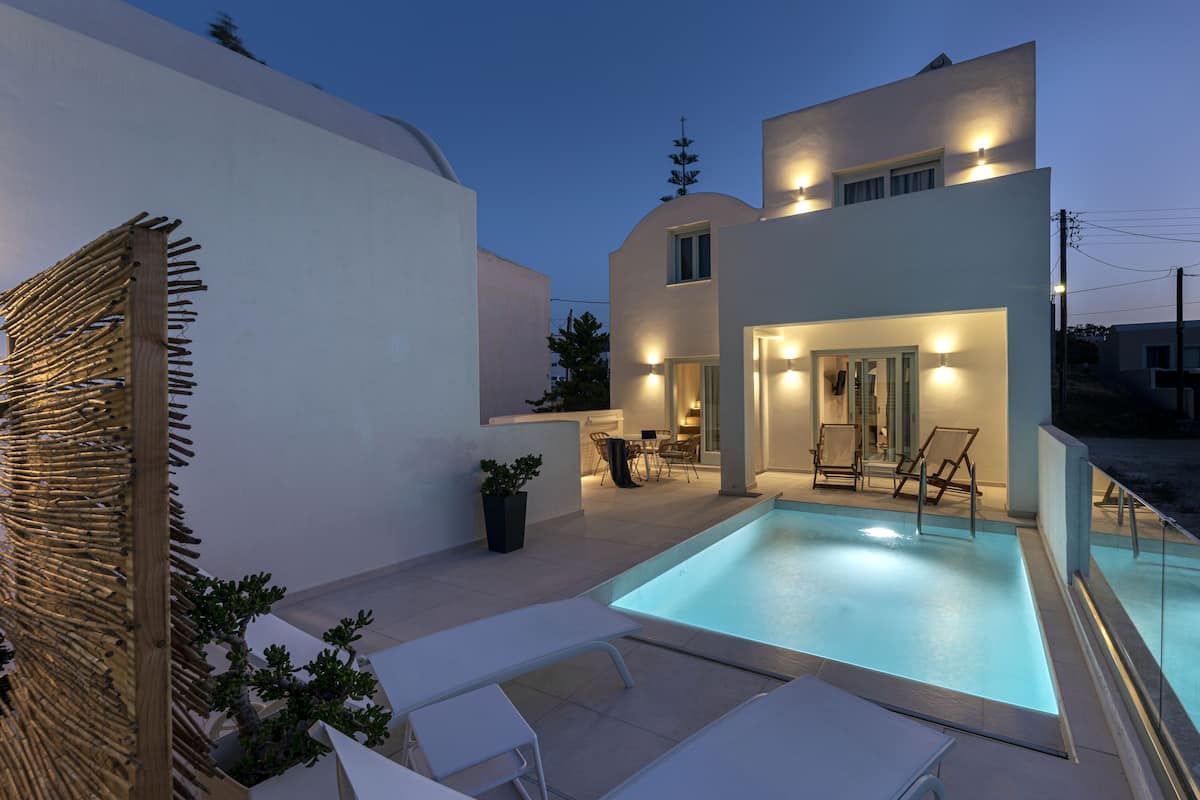 Uma casa moderna com piscina, área de estar externa e entrada bem iluminada.