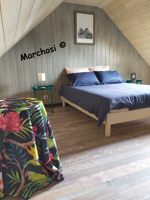 3 habitaciones, tabla de planchar con plancha y cuna de viaje 