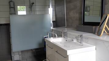 Douche, sĂšche-cheveux, serviettes fournies, savon
