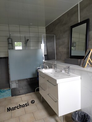 Douche, sèche-cheveux, serviettes fournies, savon
