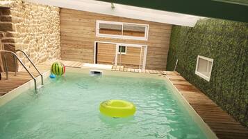 Een binnenzwembad, een verwarmd zwembad