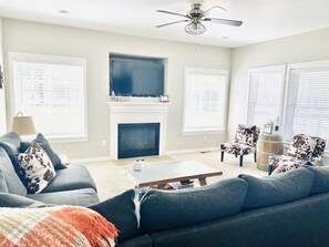 Smart TV, fireplace, video games, table tennis - ❤️ Gated Lake Community Acre w Lake Views, Boats, Game Room, 1 PM Check-in (Pinetop-Lakeside)