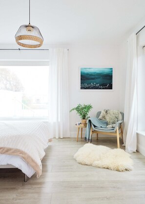 1 bedroom, travel cot, free WiFi, bed sheets - Private coastal space, adjoining family home- with sea views (Galway)