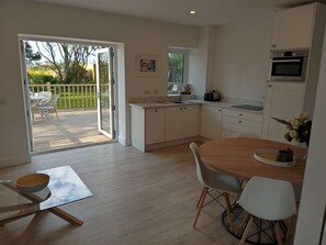 Fridge, microwave, oven, stovetop - Coastal self catering apartment - with sea views (Galway)