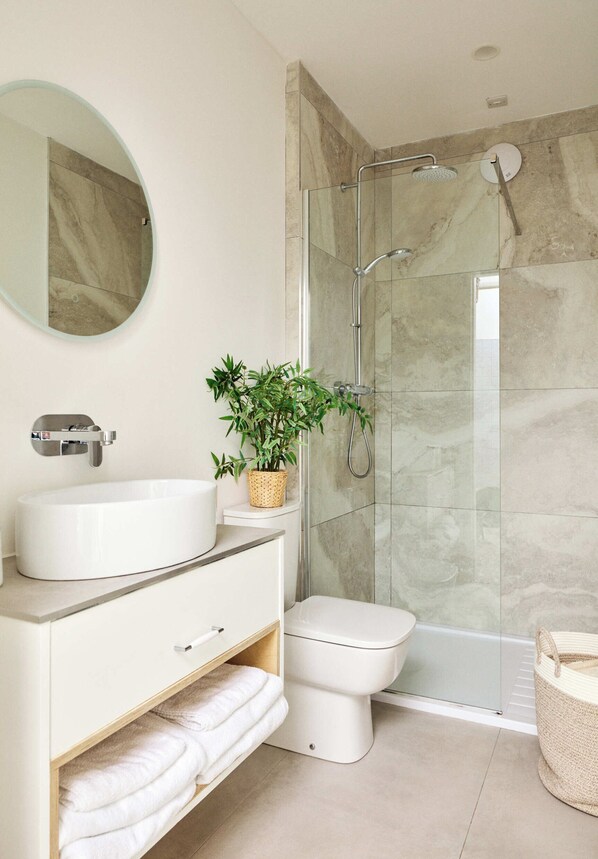Shower, hair dryer, towels, soap - Private coastal space, adjoining family home- with sea views (Galway)