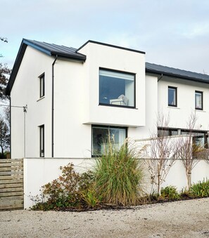 Exterior - Private coastal space, adjoining family home- with sea views (Galway)