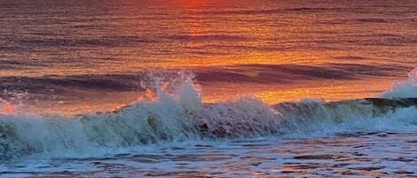 Una spiaggia nelle vicinanze, lettini da mare, teli da spiaggia