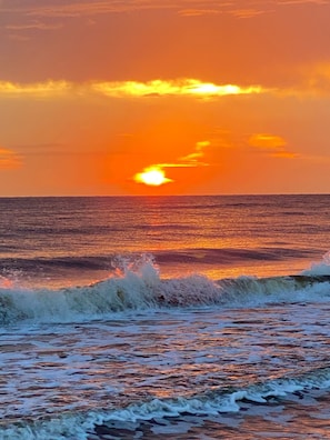 Ranta lähistöllä, aurinkotuoleja, rantapyyhkeitä