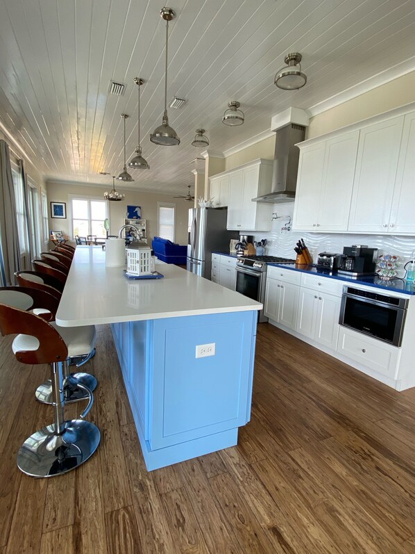 Jääkaappi, mikroaaltouuni, uuni, liesi