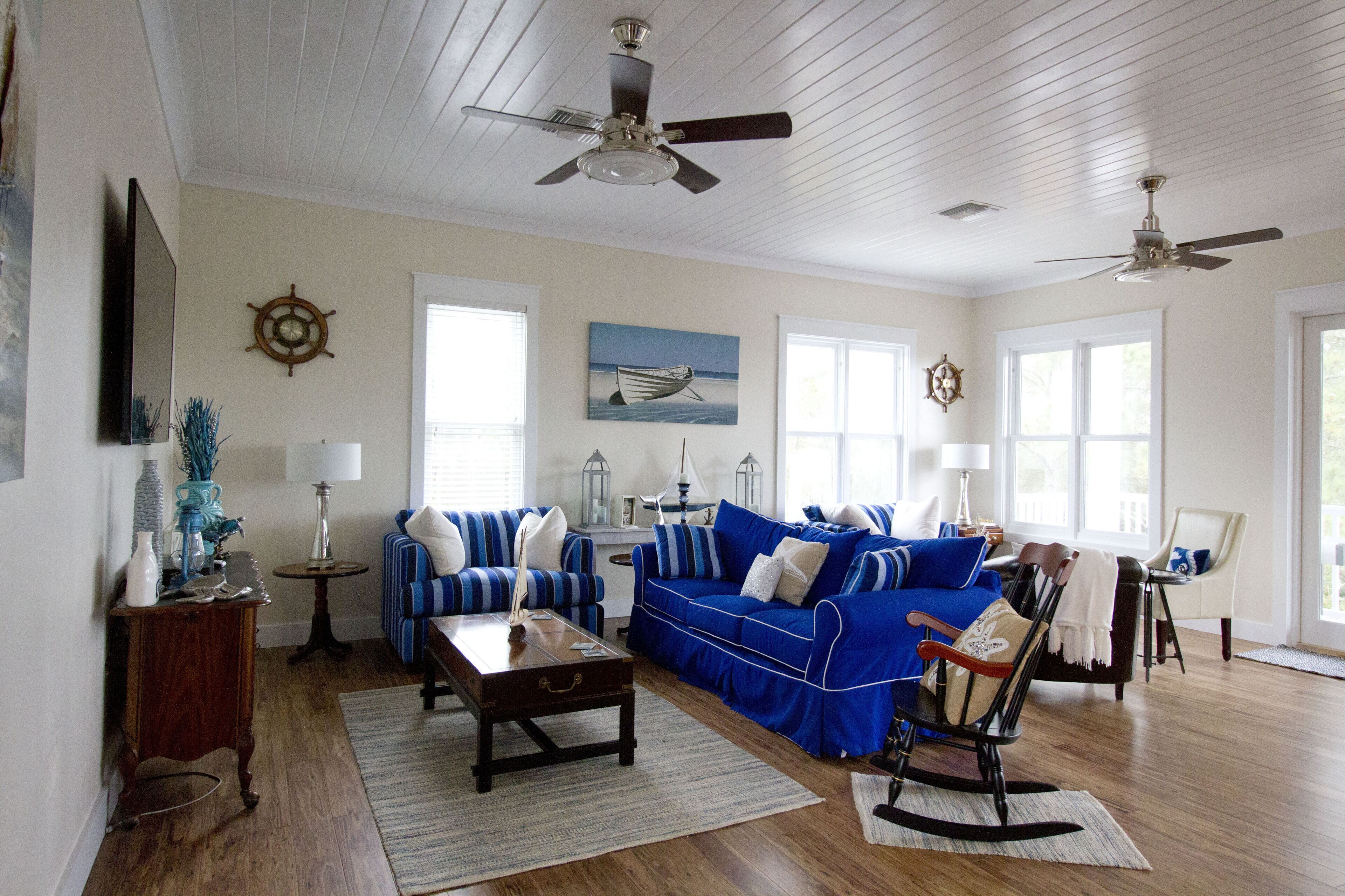 TV connectée, lecteur de DVD, baby-foot, table de tennis de table