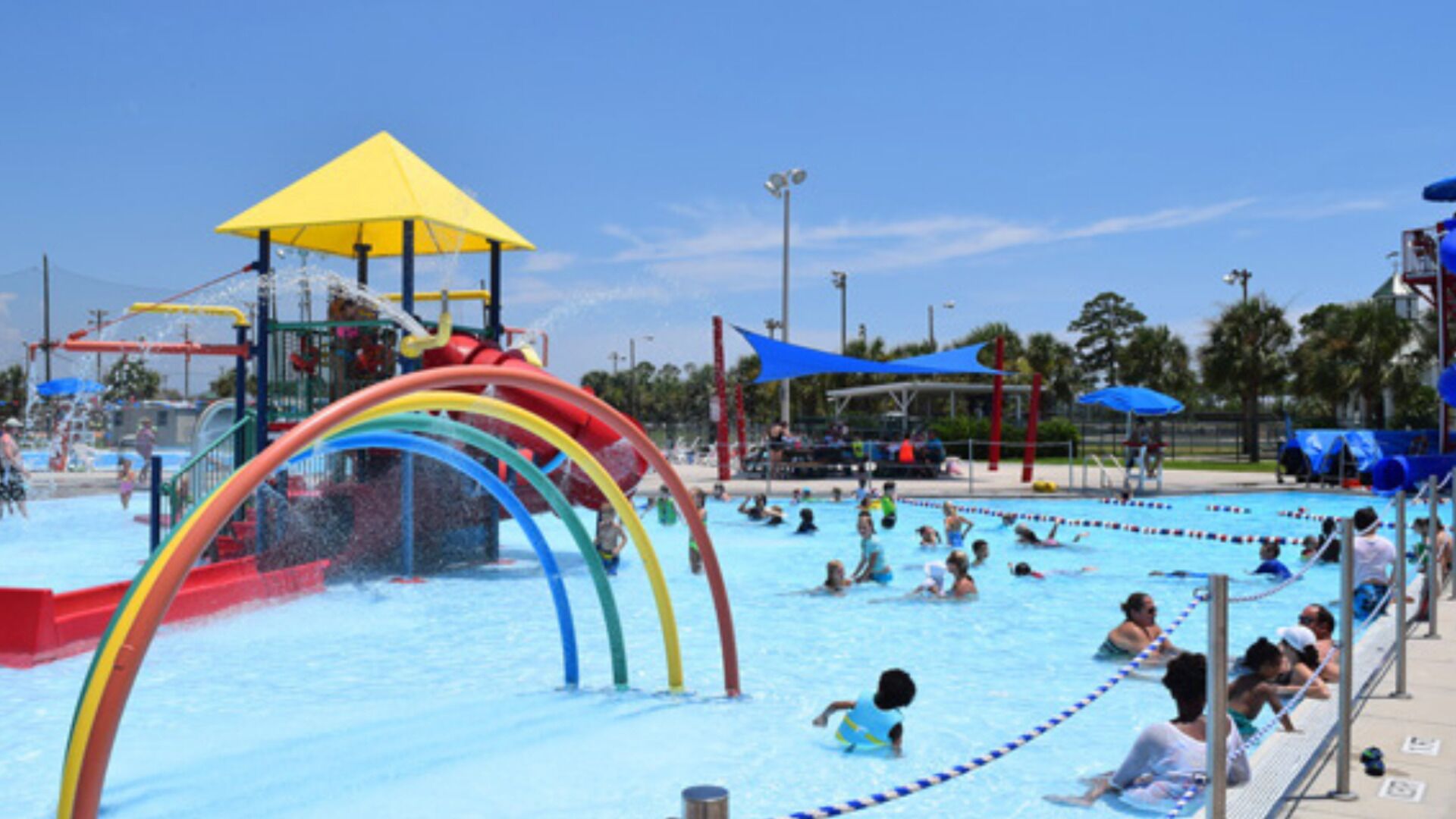 Een buitenzwembad en een verwarmd zwembad