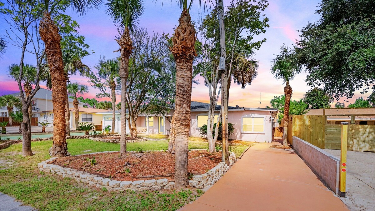 ✨Mighty Little Beach✨ 1B Apartment, Private Patio, Dog Friendly, Walk to Beach❤️