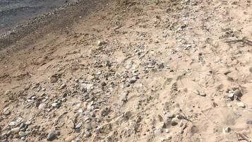 Plage à proximité, chaises longues, serviettes de plage