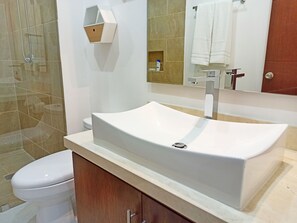 Chuveiro, secador de cabelo, toalhas de banho 