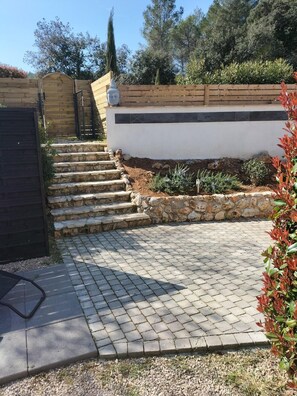 المنطقة المحيطة بالمنشأة