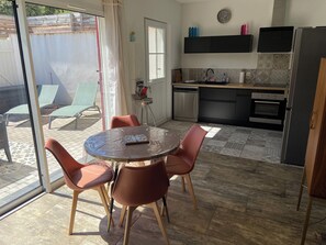 ثلاجة، ميكروويف، فرن، موقد طهي مسطح