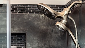 Un cabezal de ducha con diseño curvo y manguera flexible.