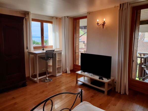 4 slaapkamers, een strijkplank/strijkijzer, reisbedje, gratis wifi