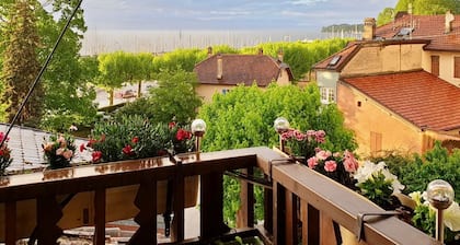 Fisherman's house. 4 bedrooms. 100m from the port. lake view.