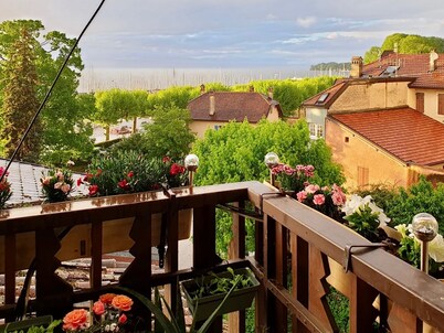 Fisherman's house. 4 bedrooms. 100m from the port. lake view.