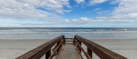 På stranden, solsenger og strandhåndklær