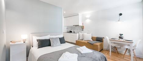 Iron/ironing board, internet, bed sheets