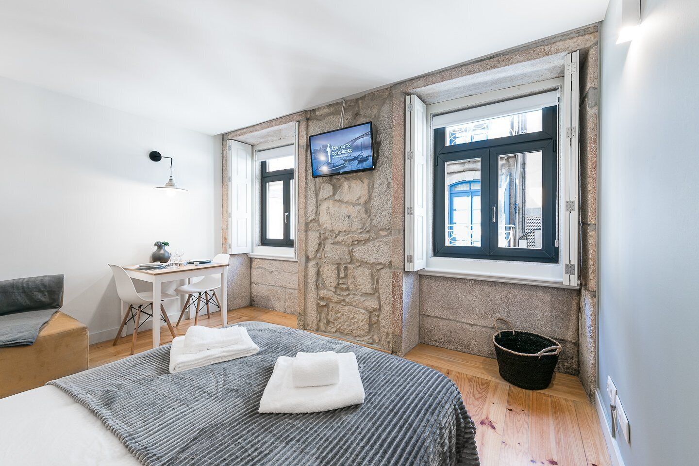 Fer et planche à repasser, accès Internet, draps fournis