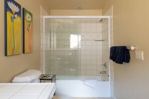 Combined shower/tub, jetted tub, hair dryer, towels
