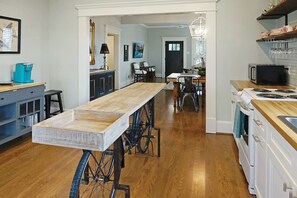 Kylskåp, mikrovågsugn, ugn och spishäll