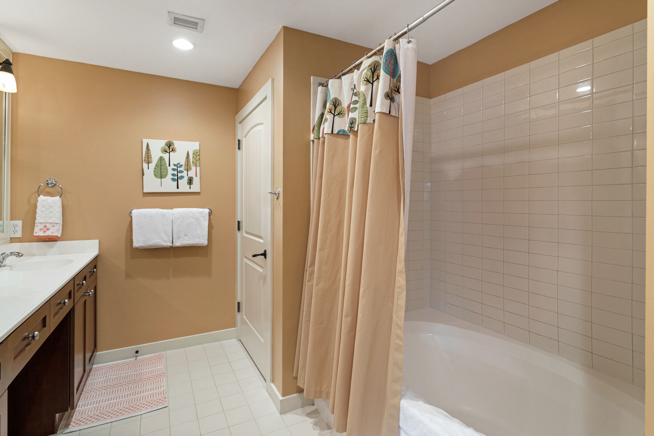 Un baño con bañera, lavamanos y espejo.