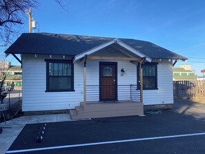 Exterior detail - ***NEW*** Charming home located in Downtown Bend! (Bend)