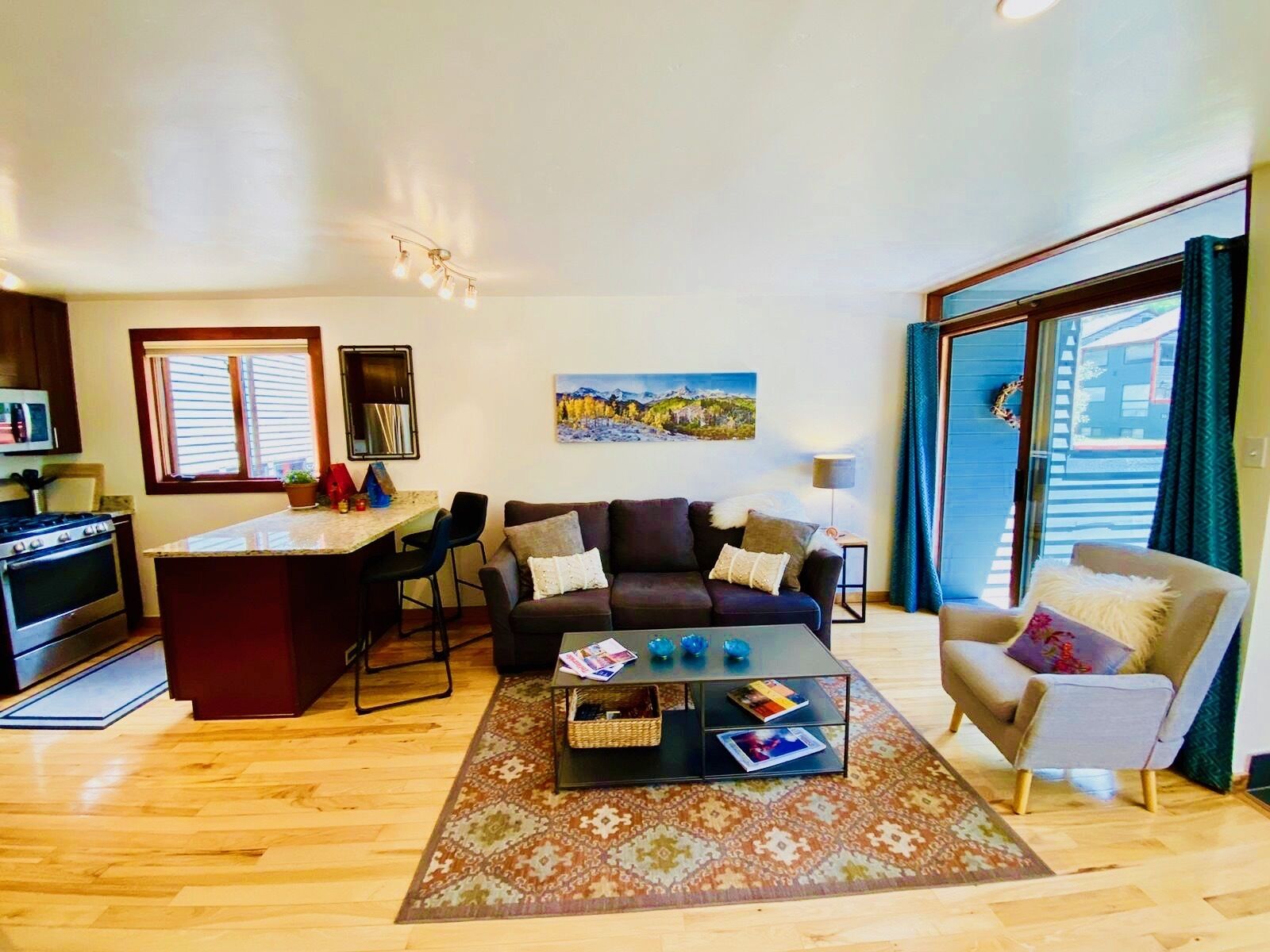 Beautiful mountain view condo in the heart of town