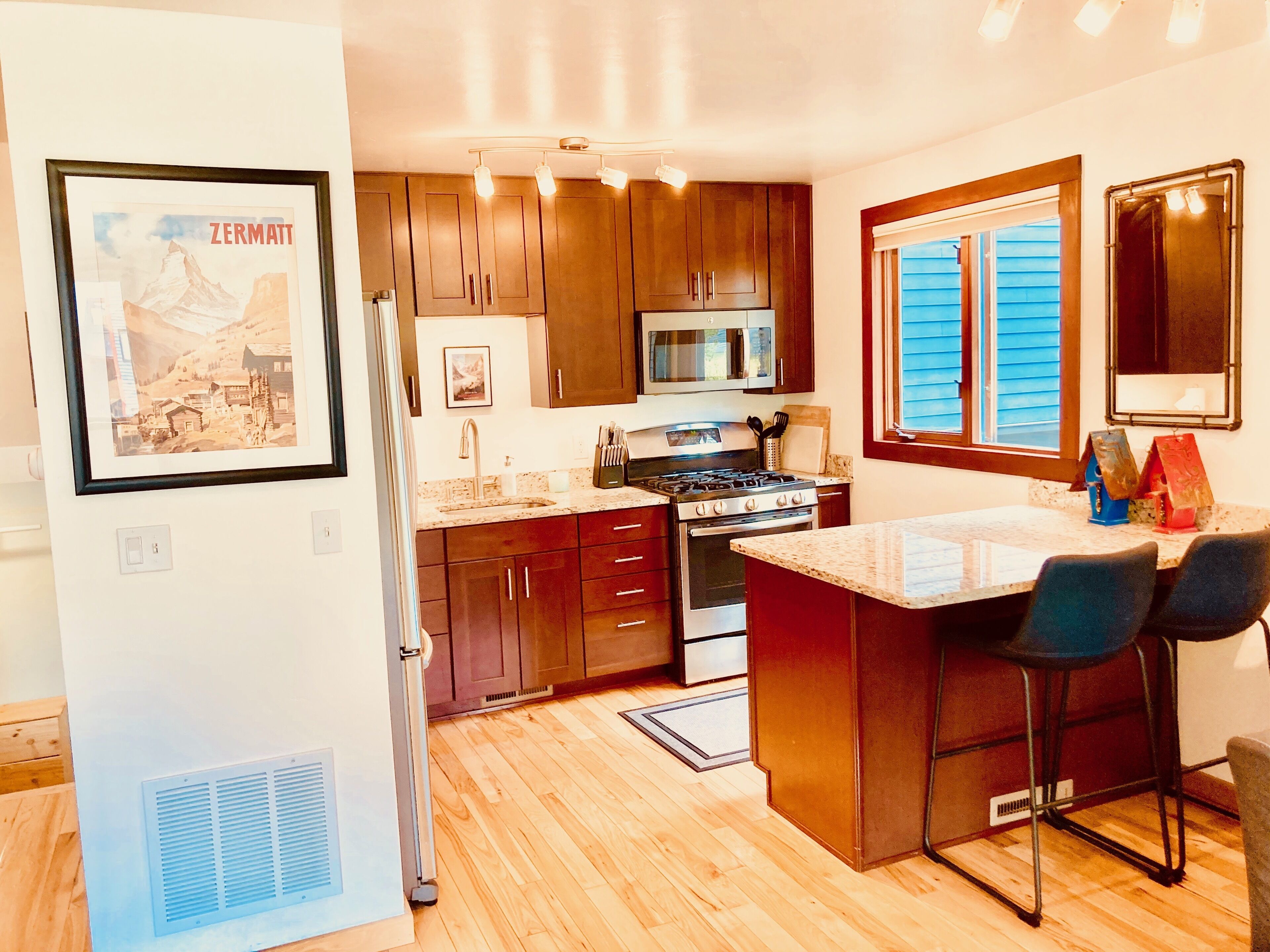 Beautiful mountain view condo in the heart of town