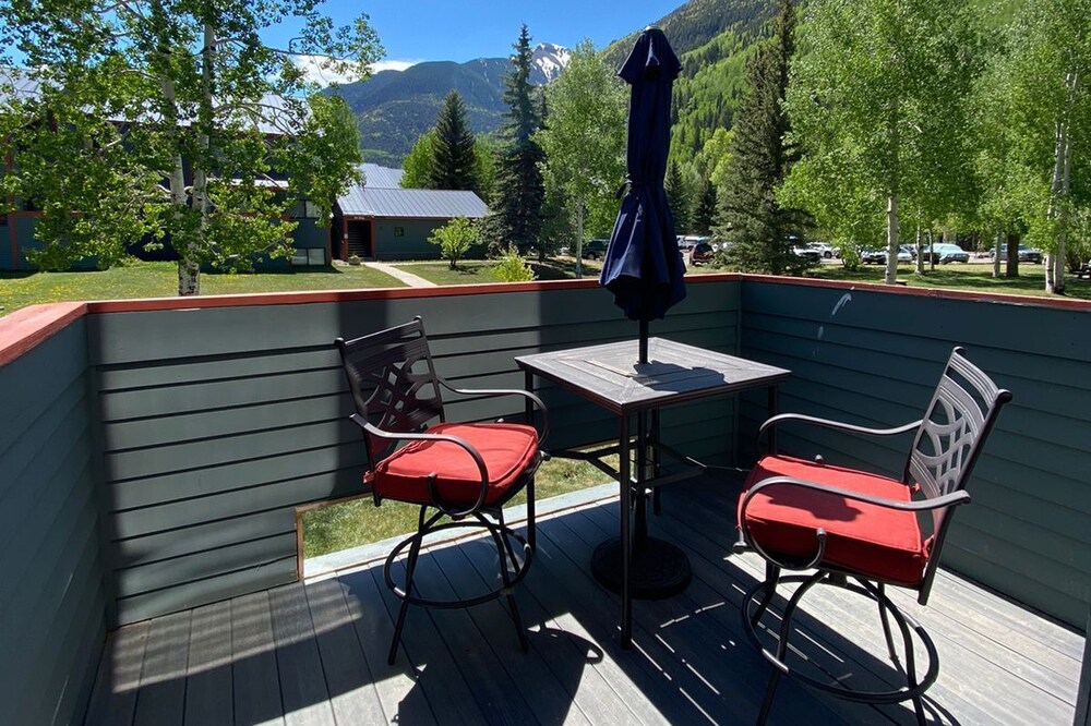 Beautiful mountain view condo in the heart of town