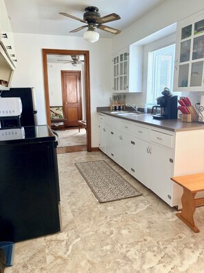 Fridge, microwave, oven, coffee/tea maker - The Main Street Stay - Unit 1 - NRG (Ansted)