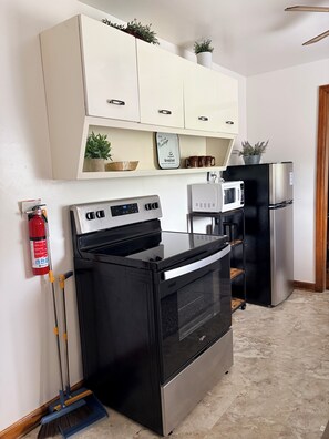 Kühlschrank, Mikrowelle, Ofen, Wasserkocher mit Kaffee-/Teezubehör