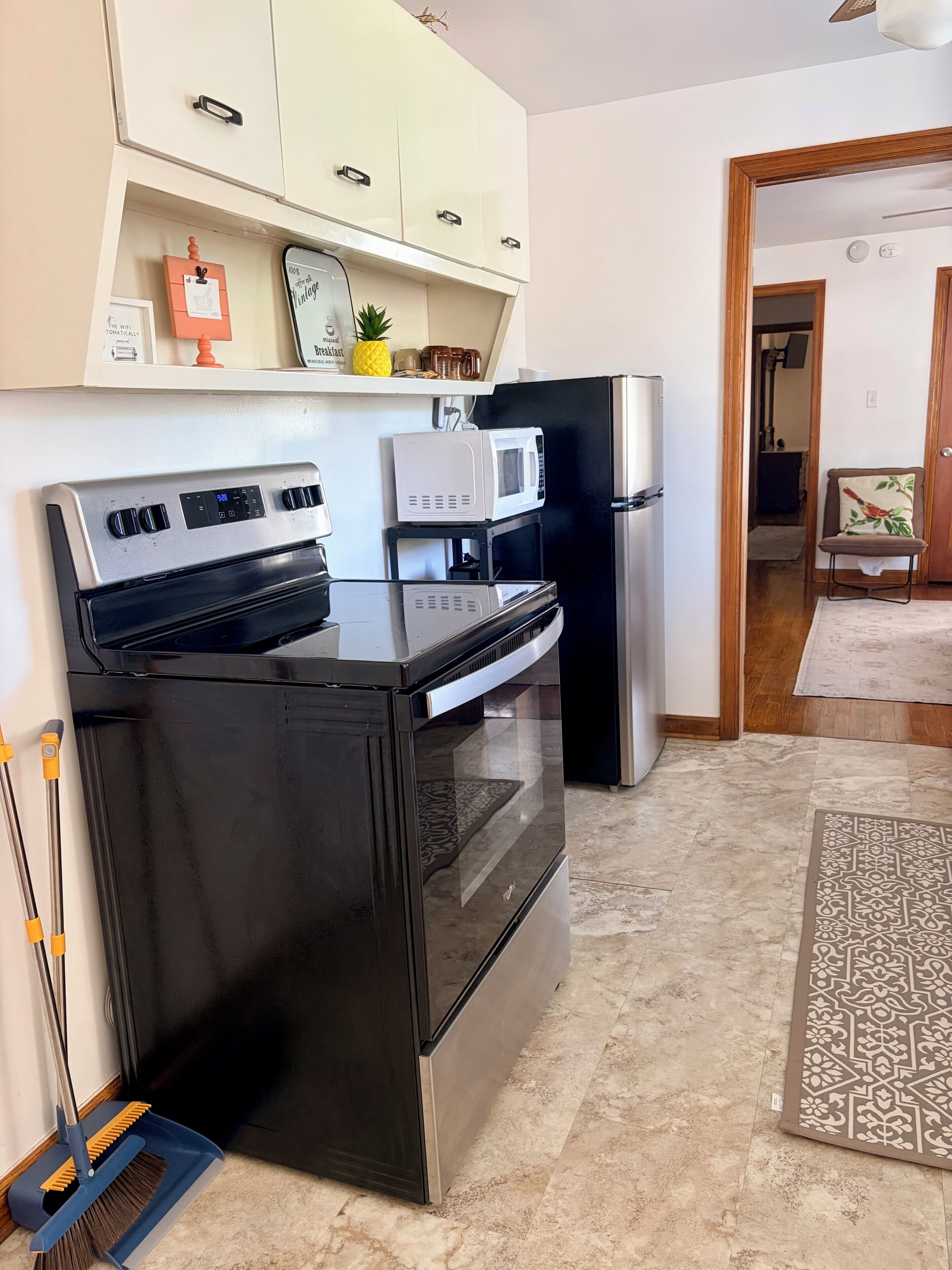 Fridge, microwave, oven, coffee/tea maker