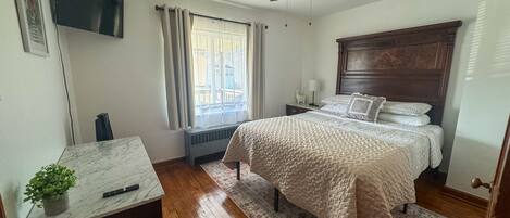 2 عدّة غرف نوم ومكواة/لوح كي وواي فاي وملاءات أسرّة