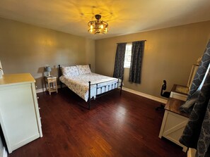 3 slaapkamers, een strijkplank/strijkijzer, gratis wifi, beddengoed