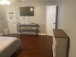 3 bedrooms, iron/ironing board, free WiFi, bed sheets - Newly Renovated Farmhouse! (Sebring)