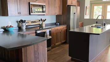 雪櫃、微波爐、焗爐、爐具