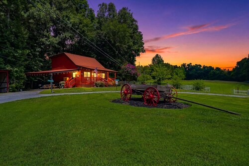 2 bd Cabin, Hot tub, UTK/Neyland, Smokys, 16acres, FP, Arcade, Fishing