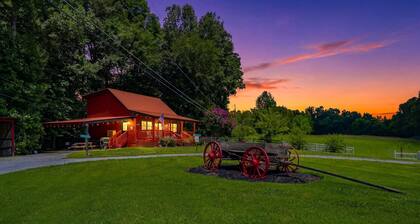 2 bd Cabin, Hot tub, UTK/Neyland, Smokys, 16acres, FP, Arcade, Fishing