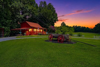 2 bd Cabin, Hot tub, UTK/Neyland, Smokys, 16acres, FP, Arcade, Fishing