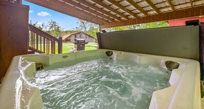 2 bd Cabin, Hot tub, UTK/Neyland, Smokys, 16acres, FP, Arcade, Fishing