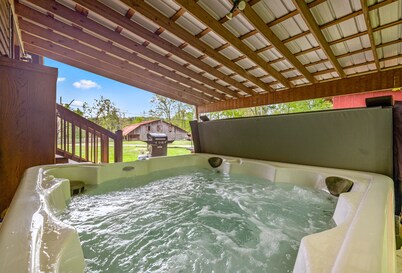 2 bd Cabin, Hot tub, UTK/Neyland, Smokys, 16acres, FP, Arcade, Fishing