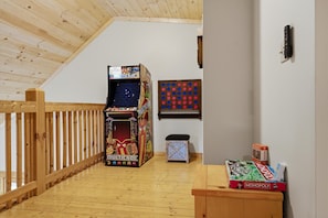 Games room - 2 bd Cabin, Hot tub, UTK/Neyland, Smokys, 16acres, FP, Arcade, Fishing (Knoxville)