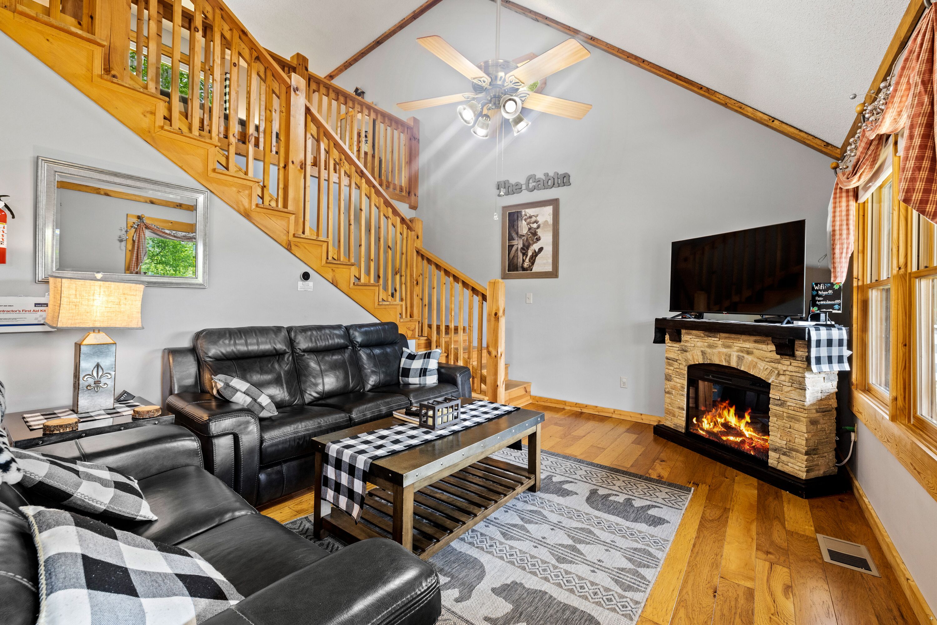 Fireplace, hottub, deck, fishing, trails, near UTK, pets ok