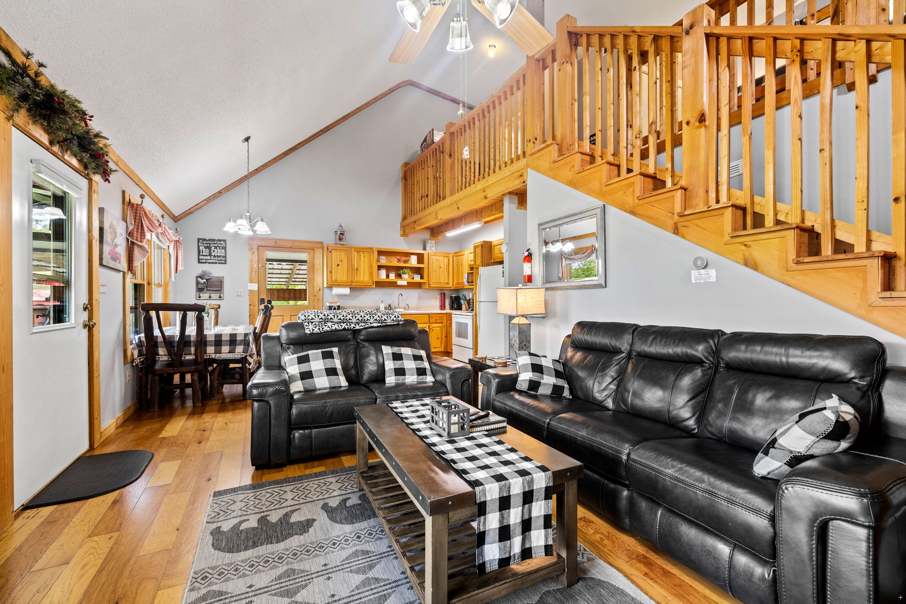 Fireplace, hottub, deck, fishing, trails, near UTK, pets ok