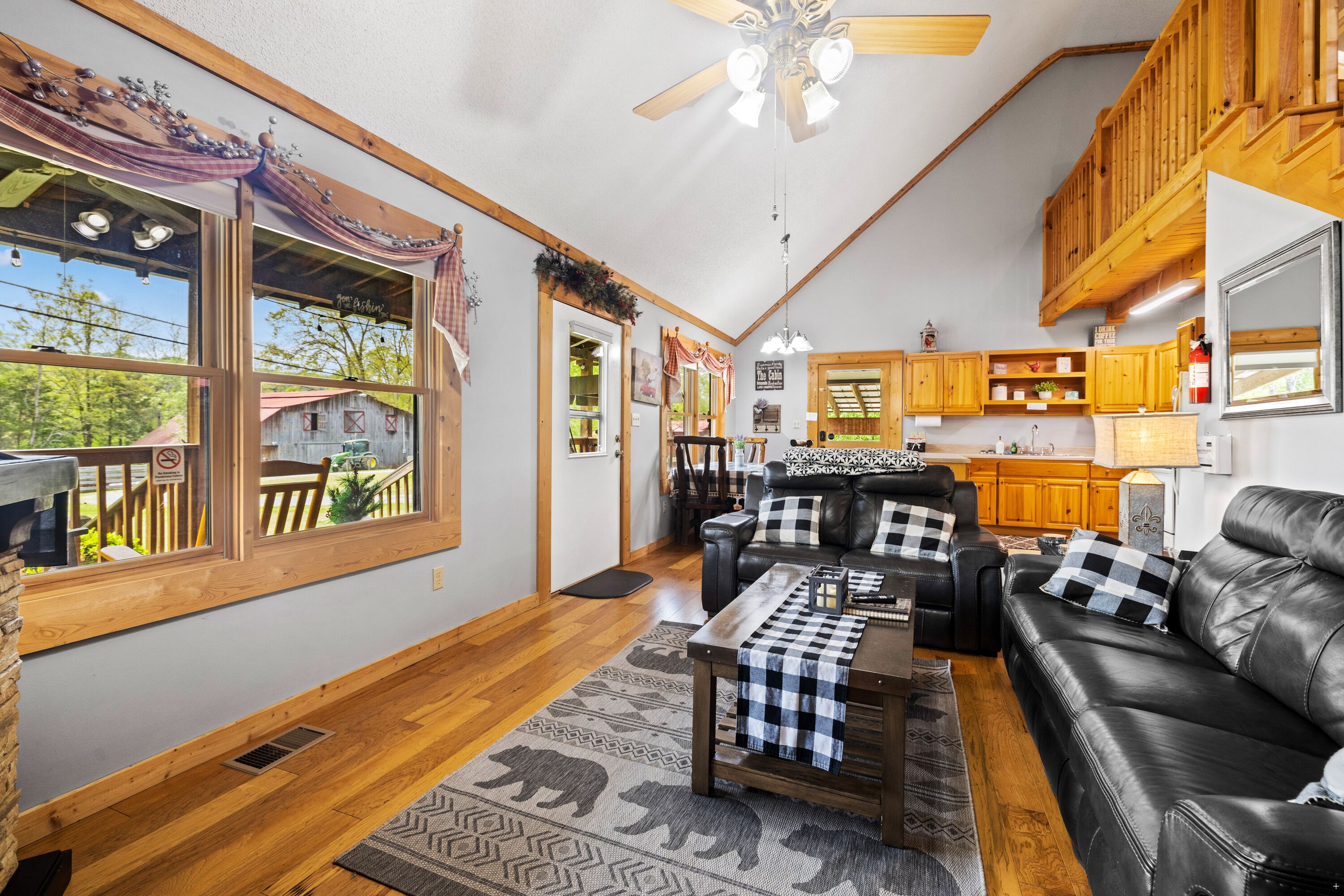 Fireplace, hottub, deck, fishing, trails, near UTK, pets ok